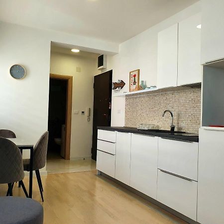 Aleksandar First Sea Line Apartment بار المظهر الخارجي الصورة