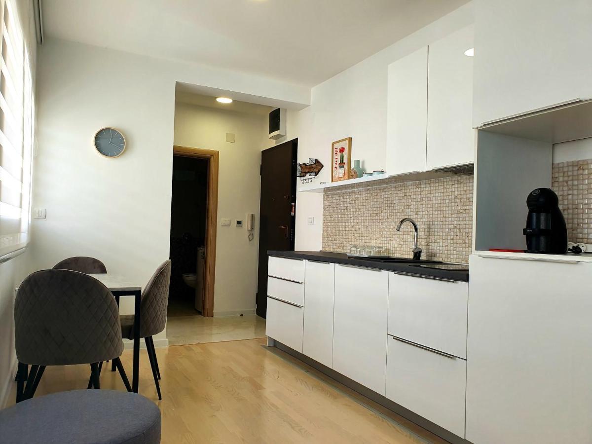 Aleksandar First Sea Line Apartment بار المظهر الخارجي الصورة