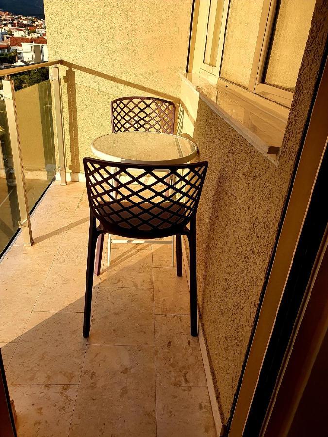 Aleksandar First Sea Line Apartment بار المظهر الخارجي الصورة