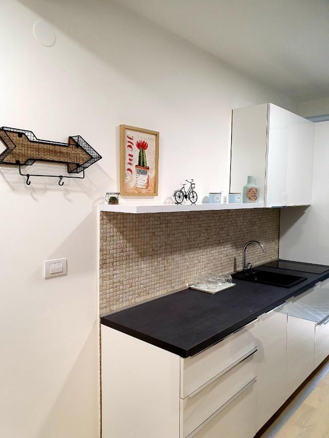 Aleksandar First Sea Line Apartment بار المظهر الخارجي الصورة