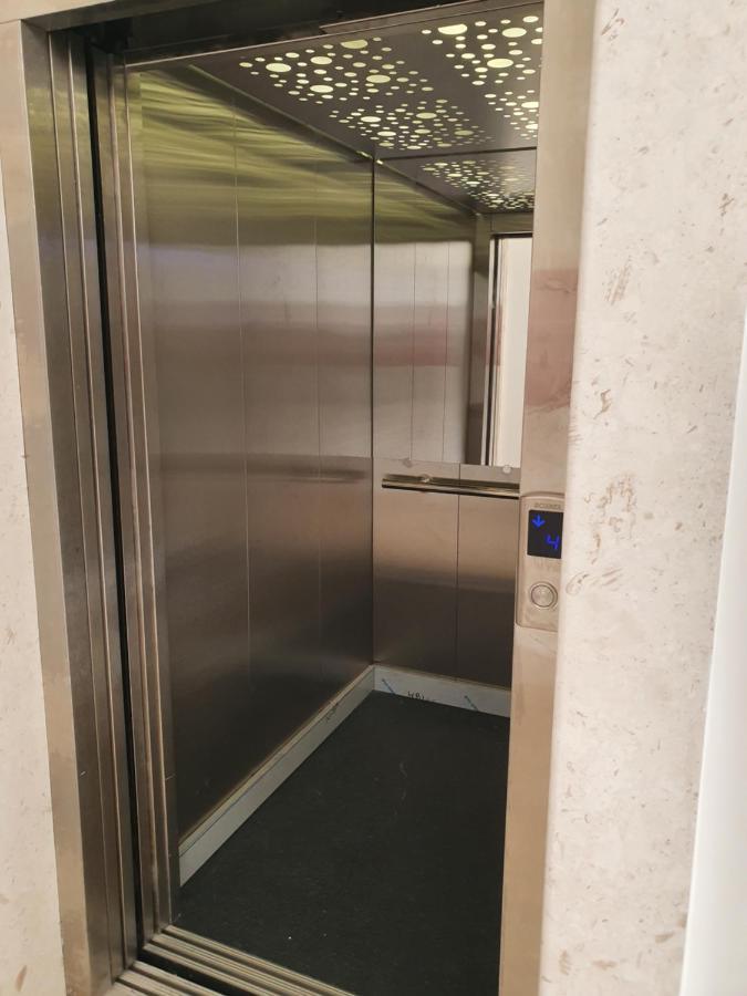 Aleksandar First Sea Line Apartment بار المظهر الخارجي الصورة