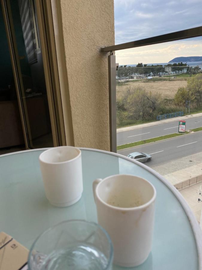 Aleksandar First Sea Line Apartment بار المظهر الخارجي الصورة